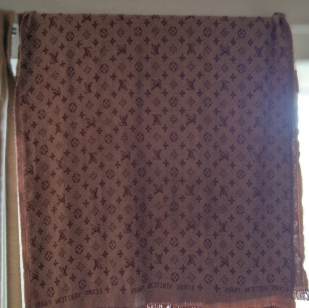 Louis Vuitton Monogram Classic Wool Silk Shawl - Picture 6 of 7